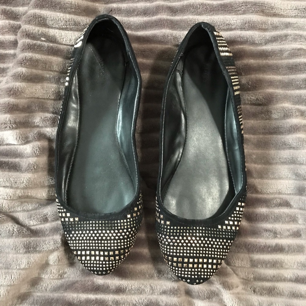 Comfortable gold and black beaded flat